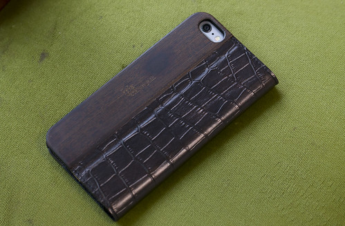 UUNIQUE Wooden Case with Maxi Croc iPhone_17