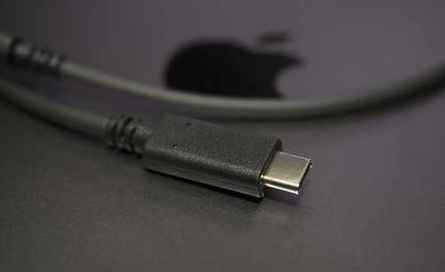 Apple 61W USB-C電源アダプタ_05