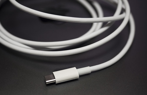Apple 61W USB-C電源アダプタ_03