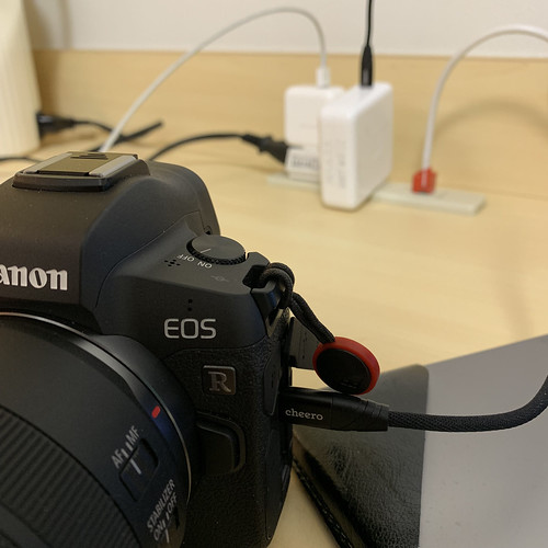 EOS R with USB-C Charge_02