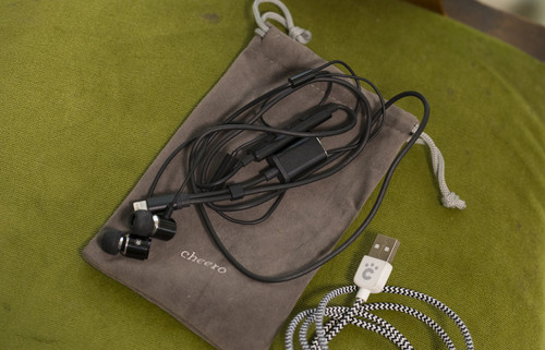 Cheero_earphones_with_charging_d_15